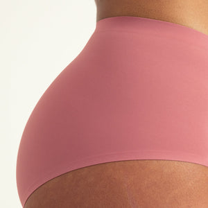 Modell trägt ooia Highwaist Seamless in Dusky Pink – nahtlose Periodenunterwäsche mit hohem Bund. Detailansicht.