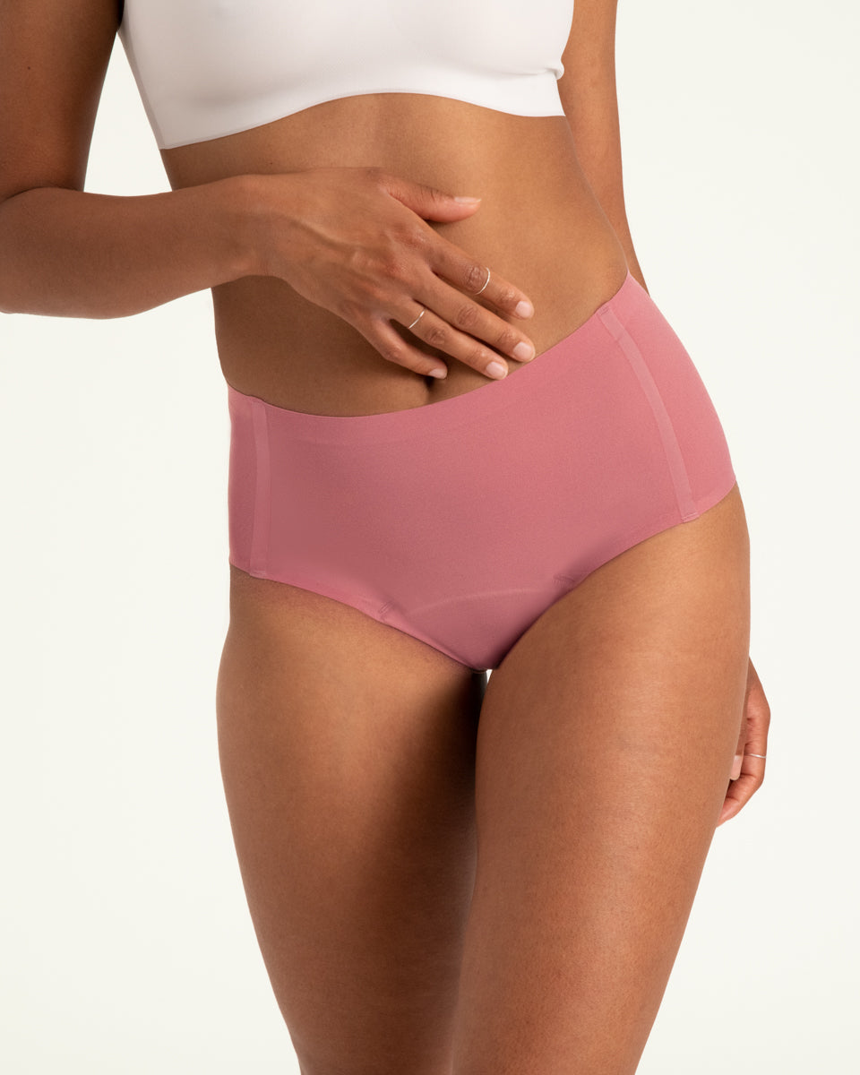 Modell trägt ooia Highwaist Seamless in Dusky Pink – nahtlose Periodenunterwäsche mit hohem Bund