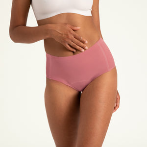 Modell trägt ooia Highwaist Seamless in Dusky Pink – nahtlose Periodenunterwäsche mit hohem Bund