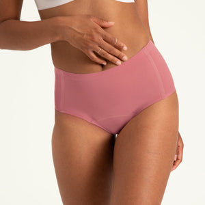 Modell trägt ooia Highwaist Seamless in Dusky Pink – nahtlose Periodenunterwäsche mit hohem Bund