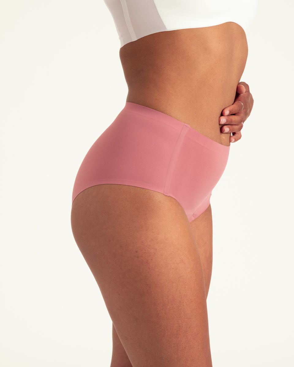 Modell trägt ooia Highwaist Seamless in Dusky Pink – nahtlose Periodenunterwäsche mit hohem Bund