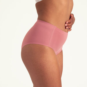 Modell trägt ooia Highwaist Seamless in Dusky Pink – nahtlose Periodenunterwäsche mit hohem Bund