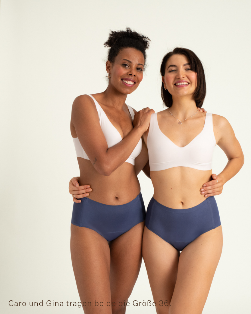 Zwei Models tragen ooia Highwaist Seamless in Smoky Blue – nahtlose Periodenunterwäsche mit hohem Bund