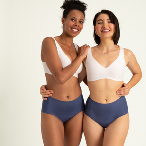 Zwei Models tragen ooia Highwaist Seamless in Smoky Blue – nahtlose Periodenunterwäsche mit hohem Bund