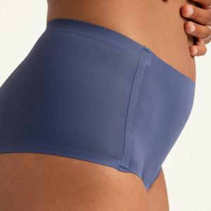 Modell trägt ooia Highwaist Seamless in Smoky Blue – nahtlose Periodenunterwäsche mit hohem Bund. Detailansicht.