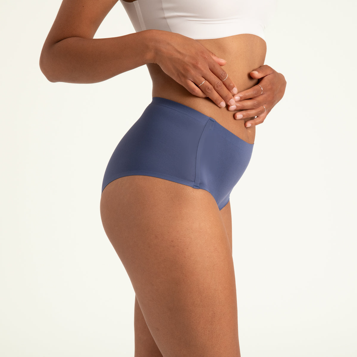 Modell trägt ooia Highwaist Seamless in Smoky Blue – nahtlose Periodenunterwäsche mit hohem Bund