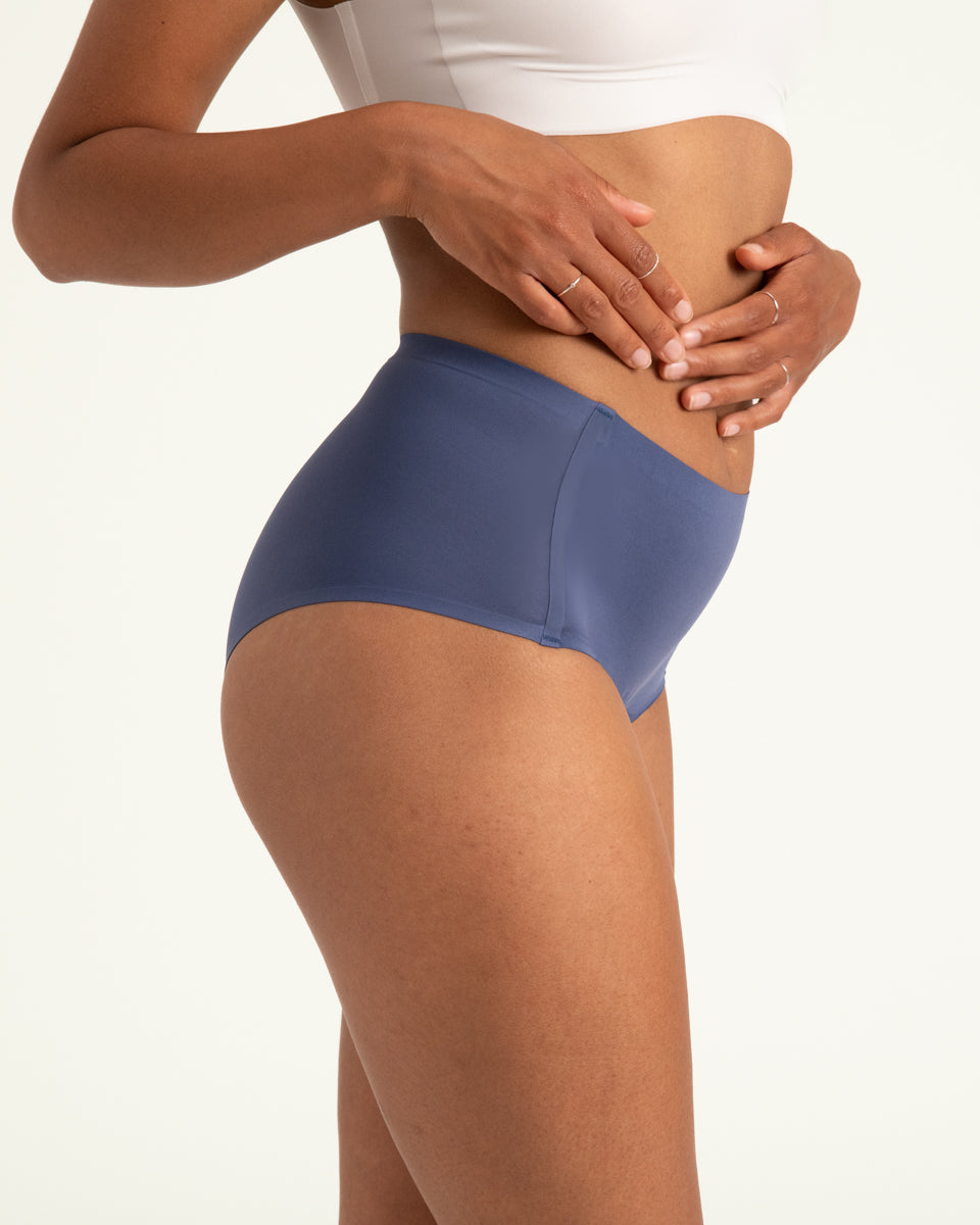 Modell trägt ooia Highwaist Seamless in Smoky Blue – nahtlose Periodenunterwäsche mit hohem Bund