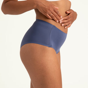 Modell trägt ooia Highwaist Seamless in Smoky Blue – nahtlose Periodenunterwäsche mit hohem Bund