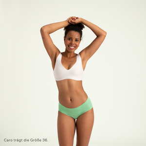 Modell trägt ooia Hipster Seamless in Bright Sage – Periodenunterwäsche mit bequemer Passform und weichem, nahtlosem Stoff.