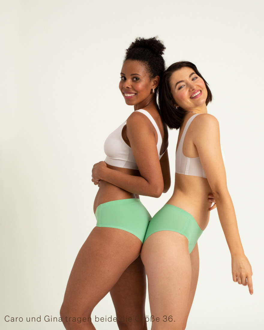 Zwei Models tragen Hipster Seamless in Bright Sage – Periodenunterwäsche mit bequemer Passform und weichem, nahtlosem Stoff.