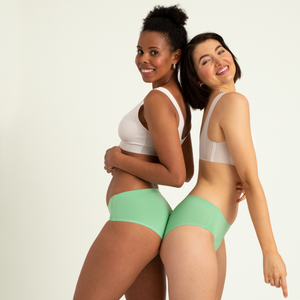 Zwei Models tragen Hipster Seamless in Bright Sage – Periodenunterwäsche mit bequemer Passform und weichem, nahtlosem Stoff.