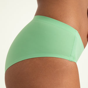 Modell trägt ooia Hipster Seamless in Bright Sage – Periodenunterwäsche mit bequemer Passform und weichem, nahtlosem Stoff. Detailansicht.