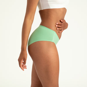 Modell trägt ooia Hipster Seamless in Bright Sage – Periodenunterwäsche mit bequemer Passform und weichem, nahtlosem Stoff