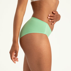 Modell trägt ooia Hipster Seamless in Bright Sage – Periodenunterwäsche mit bequemer Passform und weichem, nahtlosem Stoff