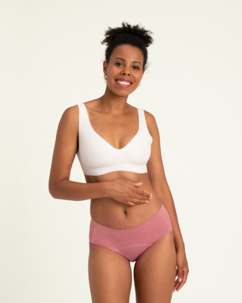Modell trägt ooia Hipster Seamless in Dusky Pink – Periodenslip mit bequemer Passform und weichem, nahtlosem Stoff