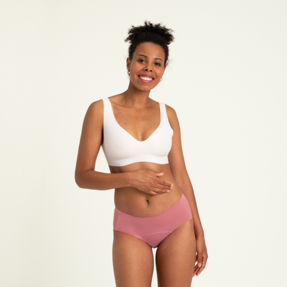 Modell trägt ooia Hipster Seamless in Dusky Pink – Periodenslip mit bequemer Passform und weichem, nahtlosem Stoff