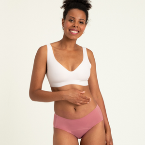 Modell trägt ooia Hipster Seamless in Dusky Pink – Periodenslip mit bequemer Passform und weichem, nahtlosem Stoff