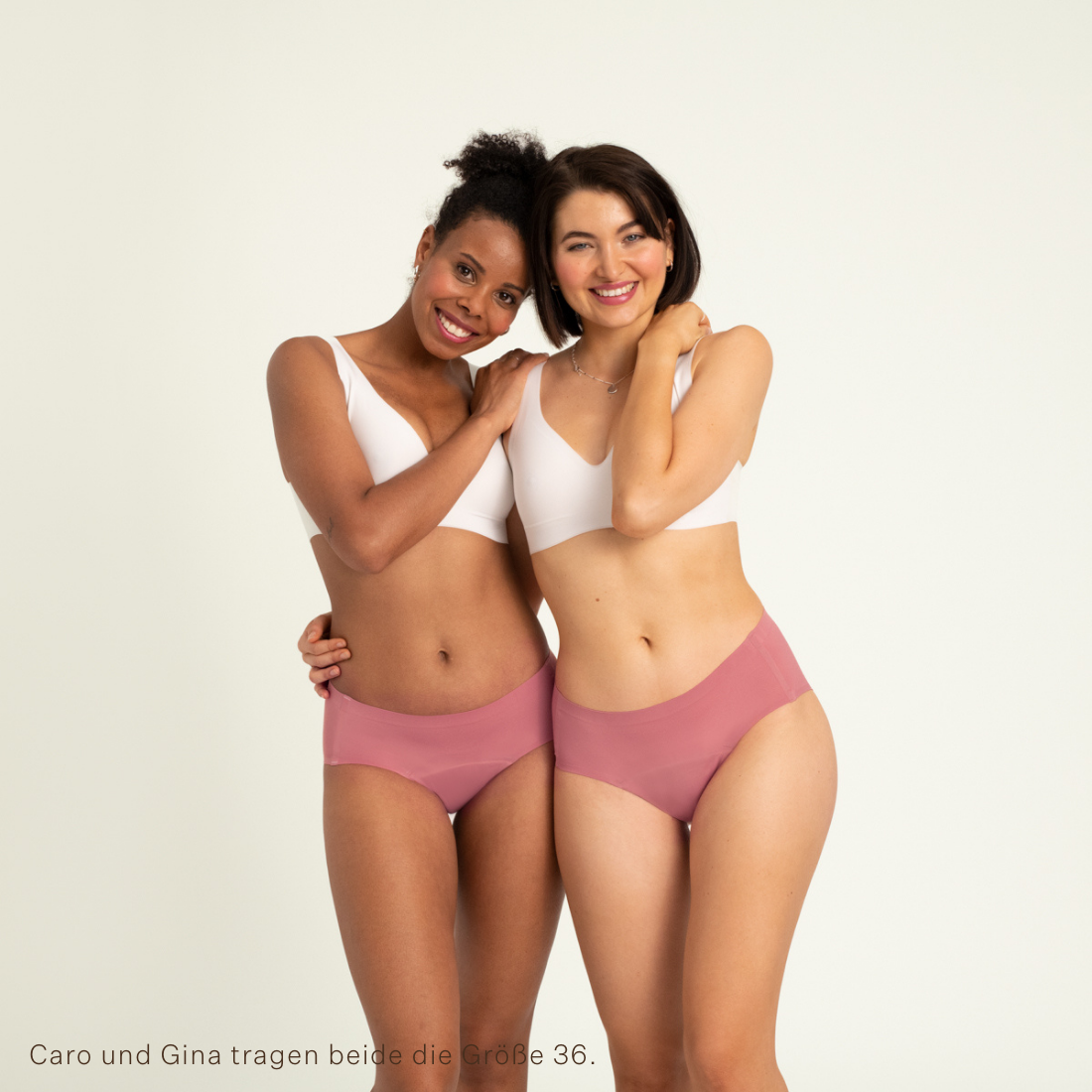 Zwei Models tragen ooia Hipster Seamless in Dusky Pink – Periodenslip mit bequemer Passform und weichem, nahtlosem Stoff.