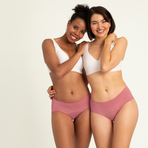 Zwei Models tragen ooia Hipster Seamless in Dusky Pink – Periodenslip mit bequemer Passform und weichem, nahtlosem Stoff.