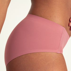 Modell trägt ooia Hipster Seamless in Dusky Pink – Periodenslip mit bequemer Passform und weichem, nahtlosem Stoff. Detailansicht.