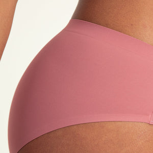 Modell trägt ooia Hipster Seamless in Dusky Pink – Periodenslip mit bequemer Passform und weichem, nahtlosem Stoff. Detailansicht.