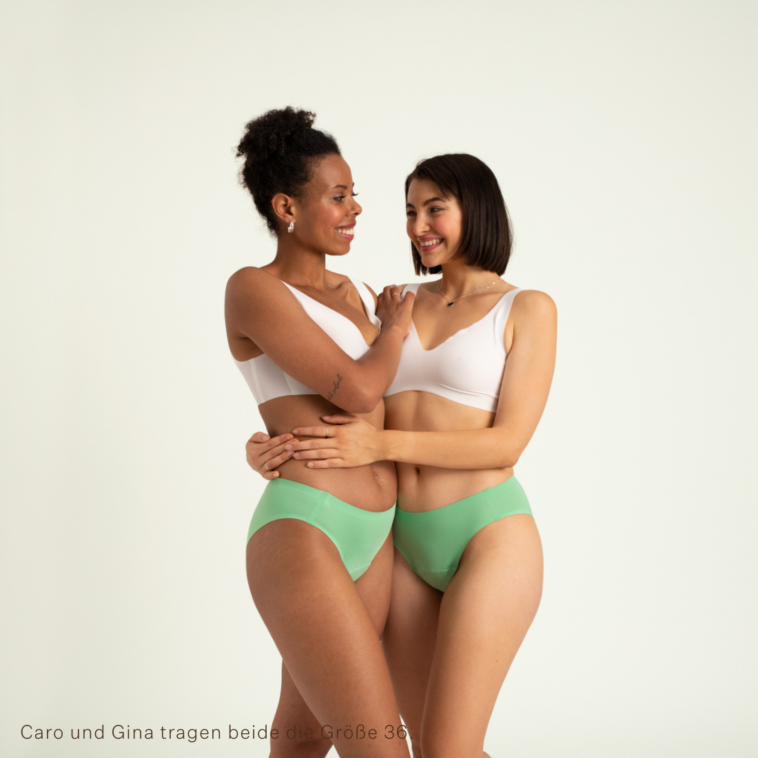 Zwei Models tragen ooia Slip Seamless in Bright Sage – nahtlose Periodenunterwäsche im klassischen Schnitt.