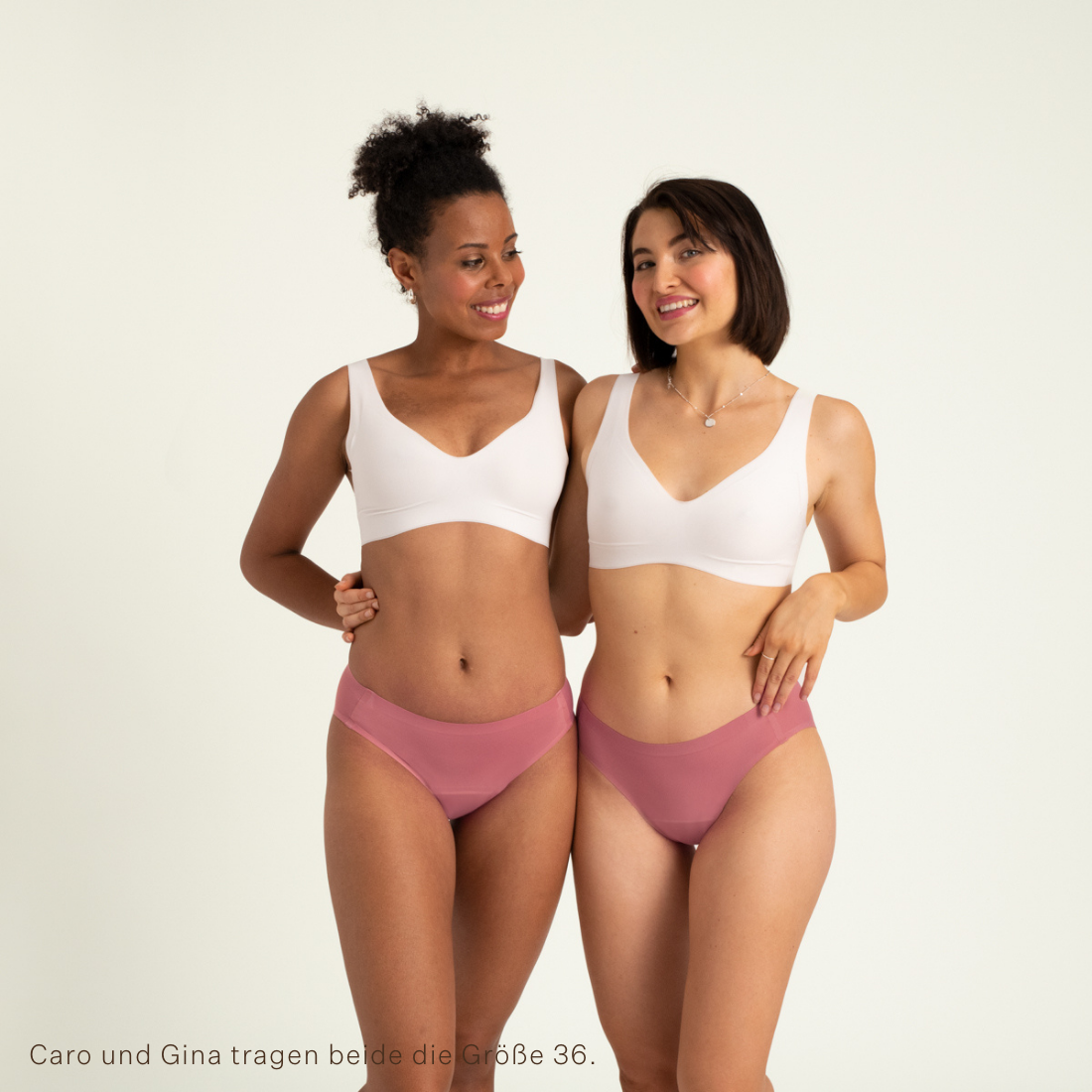 Zwei Models tragen ooia Slip Seamless in Dusky Pink – nahtlose Periodenunterwäsche im klassischen Schnitt.
