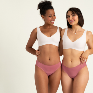 Zwei Models tragen ooia Slip Seamless in Dusky Pink – nahtlose Periodenunterwäsche im klassischen Schnitt.