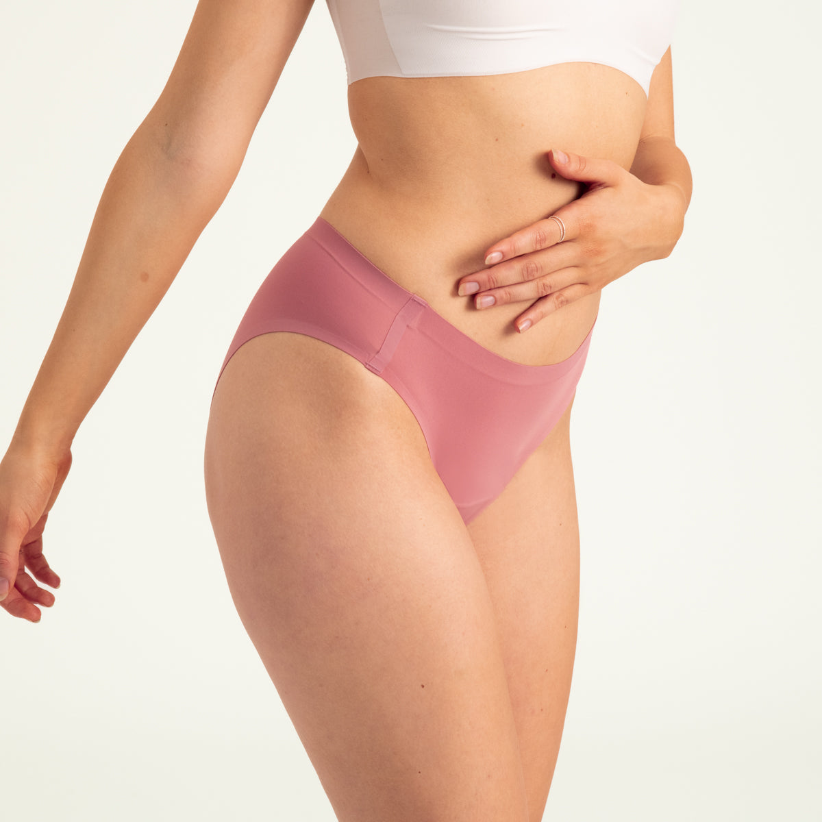 Modell trägt ooia Slip Seamless in Dusky Pink – nahtlose Periodenunterwäsche im klassischen Schnitt.