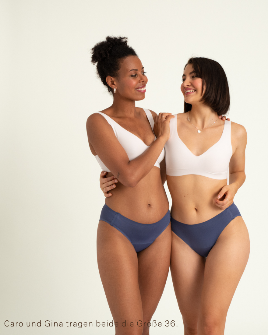 Zwei Models tragen ooia Slip Seamless in Smoky Blue – nahtlose Periodenunterwäsche im klassischen Schnitt.