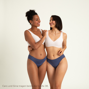 Zwei Models tragen ooia Slip Seamless in Smoky Blue – nahtlose Periodenunterwäsche im klassischen Schnitt.