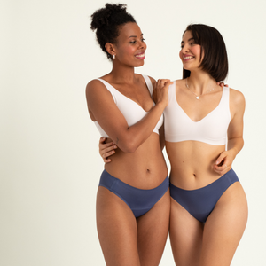Zwei Models tragen ooia Slip Seamless in Smoky Blue – nahtlose Periodenunterwäsche im klassischen Schnitt.