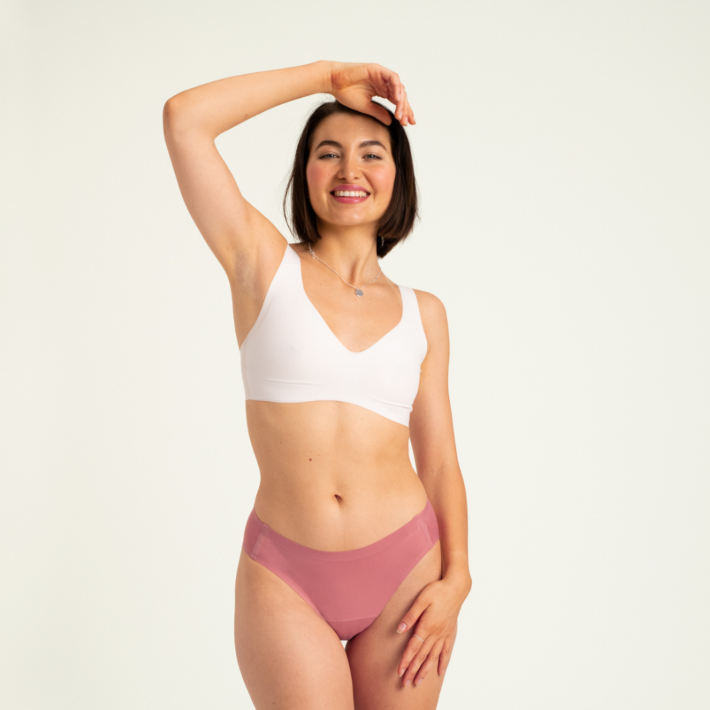 Modell trägt ooia Slip Seamless in Dusky Pink – nahtlose Periodenunterwäsche im klassischen Schnitt.