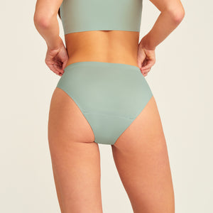 Modell trägt ooia Periodenslip Seamless in sage mit nahtlosem Design, Rückansicht