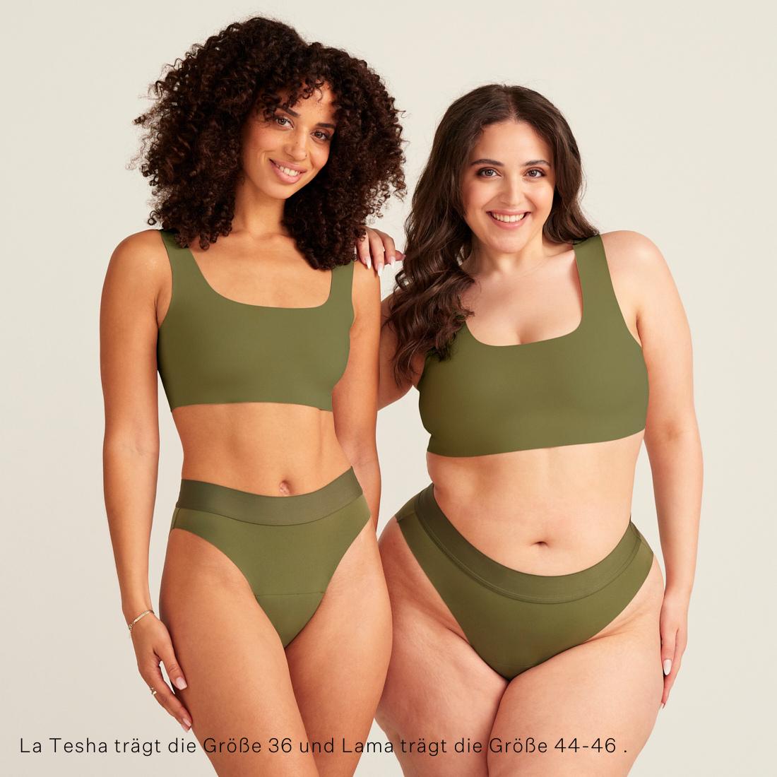 zwei Models unterschiedlicher Proportionen tragen den ooia Periodenslip Seamless Cheeky Periodenslip in Khaki mit hohem Beinausschnitt