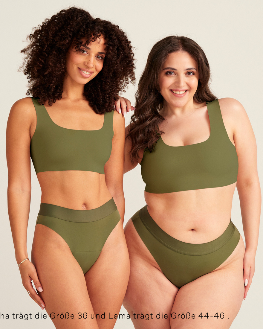 zwei Models unterschiedlicher Proportionen tragen den ooia Periodenslip Seamless Cheeky Periodenslip in Khaki mit hohem Beinausschnitt