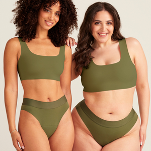 zwei Models unterschiedlicher Proportionen tragen den ooia Periodenslip Seamless Cheeky Periodenslip in Khaki mit hohem Beinausschnitt
