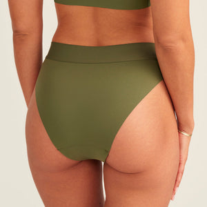 Modell trägt ooia Periodenslip Seamless Cheeky Periodenslip in Khaki mit hohem Beinausschnitt, Rückansicht
