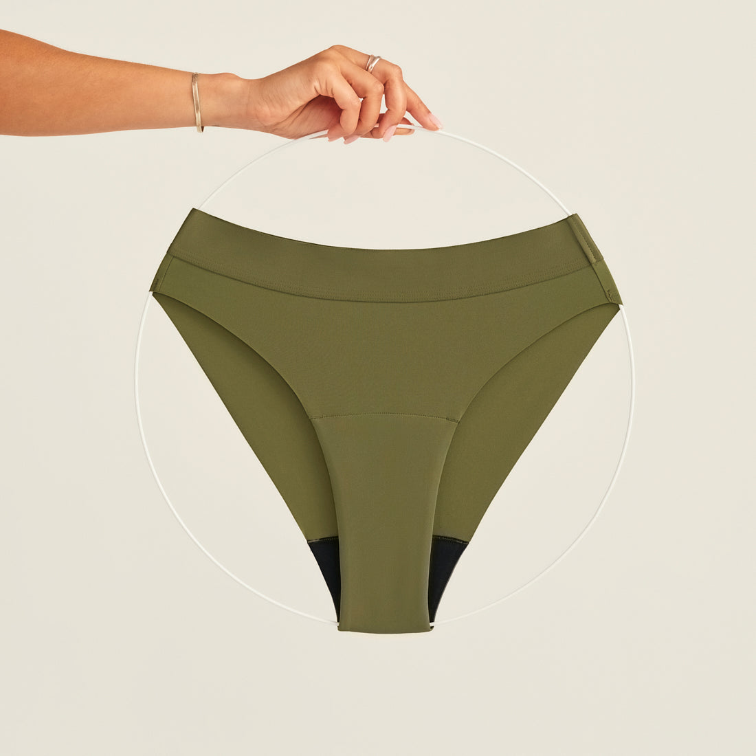 ooia Periodenslip Seamless Cheeky Periodenslip in Khaki mit hohem Beinausschnitt, Freisteller