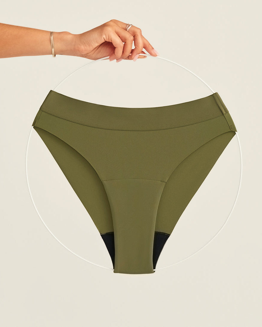 ooia Periodenslip Seamless Cheeky Periodenslip in Khaki mit hohem Beinausschnitt, Freisteller