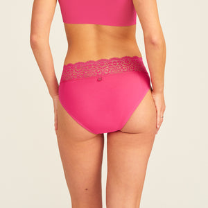 Modell trägt ooia Slip Extra Strong in hot pink mit Spitze am Bund – Periodenunterwäsche für starke Tage, Rückansicht