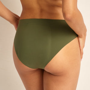 Modell trägt Periodenunterwäsche Slip Seamless Ultimate in khaki mit nahtlosem Design.
Hinten Nah