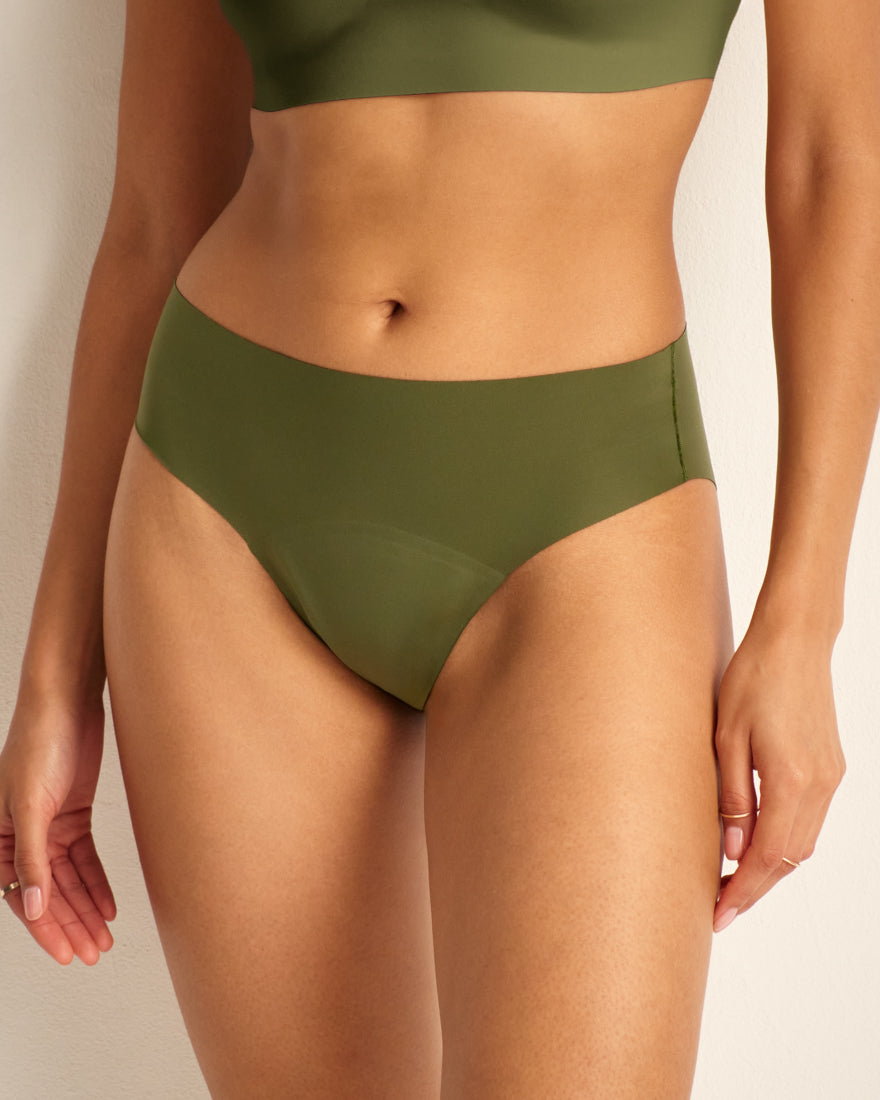 Modell trägt Periodenunterwäsche Slip Seamless Ultimate in khaki mit nahtlosem Design.
Front Ansicht Nah