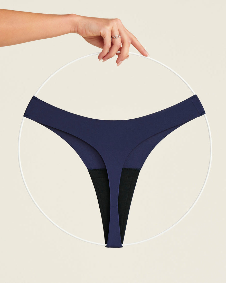 ooia Periodenunterwäsche String Seamless in midnight mit leichter Saugstärke, Freisteller
