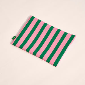 ooia Wetbag Edition 25/26 - rosa-grün gestreiftes Täschchen, das Feuchtigkeit vom Austreten hindert - perfekt für deine ooia Periodenunterwäsche