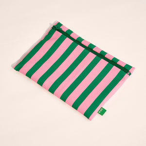 ooia Wetbag Edition 25/26 - rosa-grün gestreiftes Täschchen, das Feuchtigkeit vom Austreten hindert - perfekt für deine ooia Periodenunterwäsche