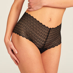 Modell trägt ooia Highwaist Comfy Lace in Schwarz – Periodenunterwäsche mit hohem Bund und durchgängiger Spitze.