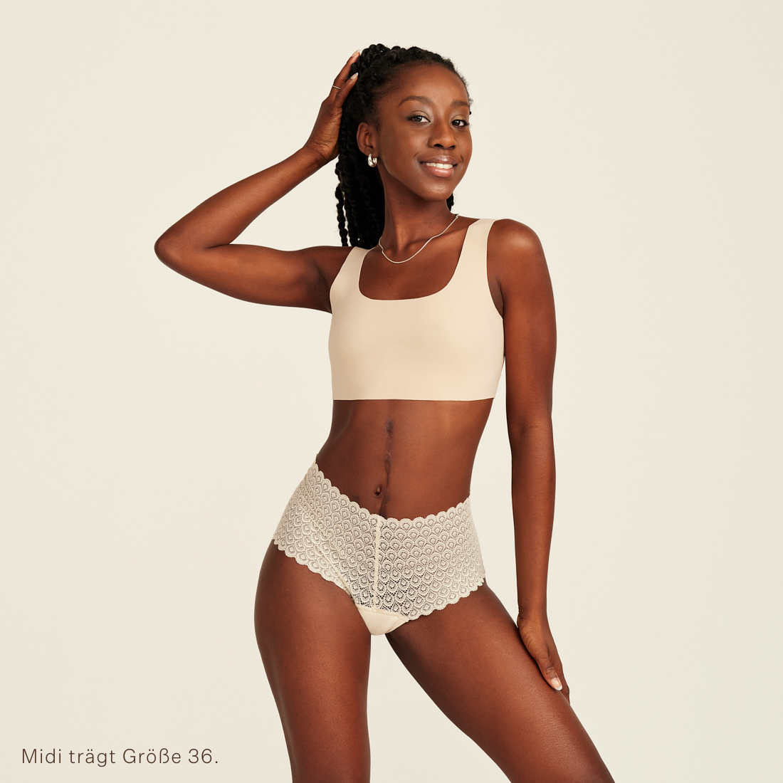 Modell trägt ooia Highwaist Comfy Lace in Ivory - Periodenunterwäsche mit hohem Bund und durchgängiger Spitze.