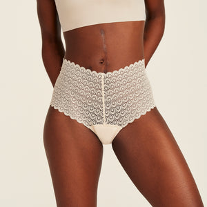 Modell trägt ooia Highwaist Comfy Lace in Ivory - Periodenunterwäsche mit hohem Bund und durchgängiger Spitze.