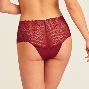 Modell trägt ooia Periodenunterwäsche Highwaist Comfy Lace in merlot, mit durchgängiger, elastischer Spitze. Rückansicht.